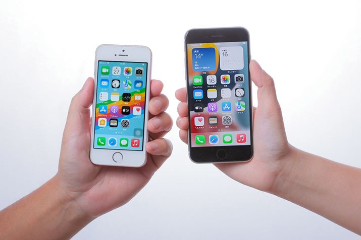 uiPhone SEv̑1ヂfAE2ヂfBׂĂ݂ƁAʃTCYȂႤƂ킩B1ヂf̃RpNg͊mɖ͂A2ヂfA6C`Ỏʂ嗬̍ŋ߂̃fƔׂƏ\ɃRpNg