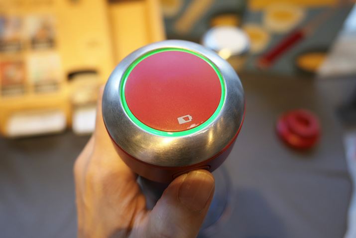 gpƂ́Aŏɖ{̉ɂubN{^vAbNĂ瓮{^i/ᑬj܂BȂA{̏㕔̃vԐFɓ_łAobe[cʂȂƂ}