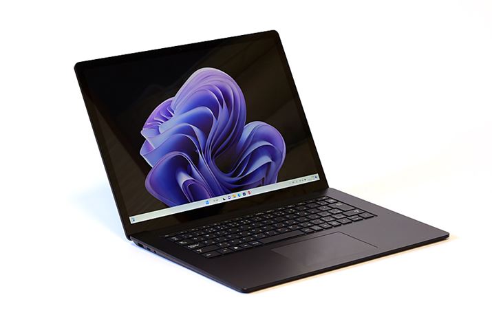 X^CbVȃfUĆuSurface Laptop 5 15C`vB15^NX̃m[gp\RƂĂ͔^Eyʃ{fBȂ̂