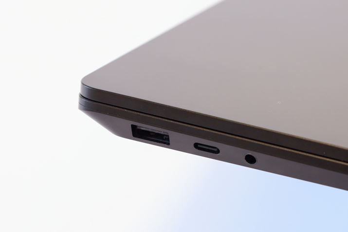 USB Type-C|[gUSB 4.0/Thunderbolt 4ɑΉB[d\Ao͂̒ႢA_v^[Ə[dɎԂ̒ӂBSurface Connect|[gɐڑėptACA_v^[65W^Cv