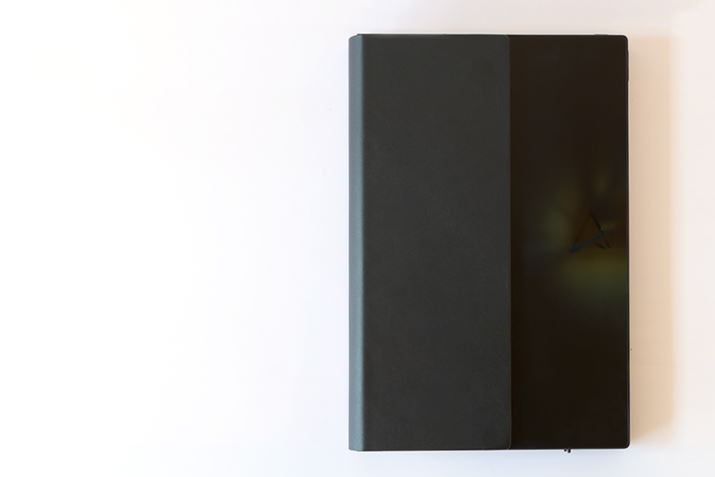 ܂肽ݎ́AJԂ̖񔼕̃TCYŁA^т₷ȂBqW̗ɂ͐lHvgĂB蒠̂悤ȕ͋CŁAGSnB܂肽ݎ̖{̃TCY287.6ij×193.5isj×23.1`34.4ijmm