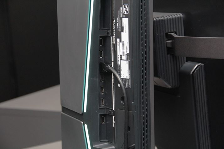 HDMIȂǂ̓o͒[q͉ʗɂX^hɗpӂB͕̕t̃Jo[ŉBƂłB܂Awʂ猩镔ɂLEDCgځBCeBÕp^[ݒI/It̐ݒ肪\