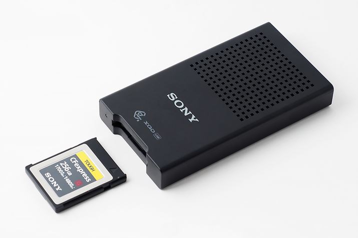 MłCFexpressJ[h[_[͂Ȃ̒li܂B̑ȗ͂ɓ邽߂ɂ͑傫ȋ]KvȂ̂ł