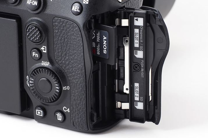 u7 IVv́A㕔̃J[hXbgCFexpress Type AJ[hɑΉĂ܂BfłCFexpress̗p͔rI󏭂ƌĂ悢̂ł͂Ȃł傤