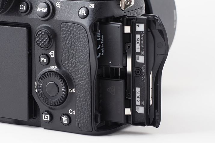 㕔CFexpress Type AJ[hSDJ[hɑΉBSDJ[h2̃_uXbgƂĎgƂł܂