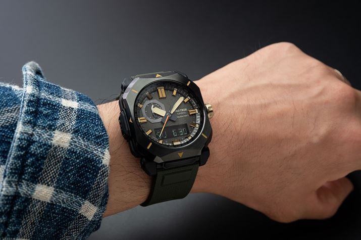 ԂŃScfɁA΃MbhȎ茳Ɏdオ܂Bʐ^́uPRW-6900Y-3JFv