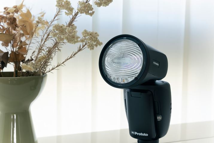 ~`̔IȁuProfoto A10vBȂ炩ɁARȌŕ\łNbvIXg{Bőo͂76WsŁAJ[J[̃tbOVbvfƓx̃ptĂ