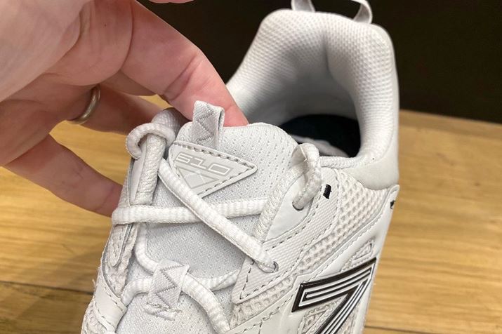 V[^̃tH[ĂȂAbVfނŏh܂