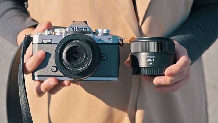 R͒Pœ_YuNIKKOR Z 40mm f/2vAY[YuNIKKOR Z DX 16-50mm f/3.5-6.3 VRvlBǂ̃YgpJ́uZ fcvł