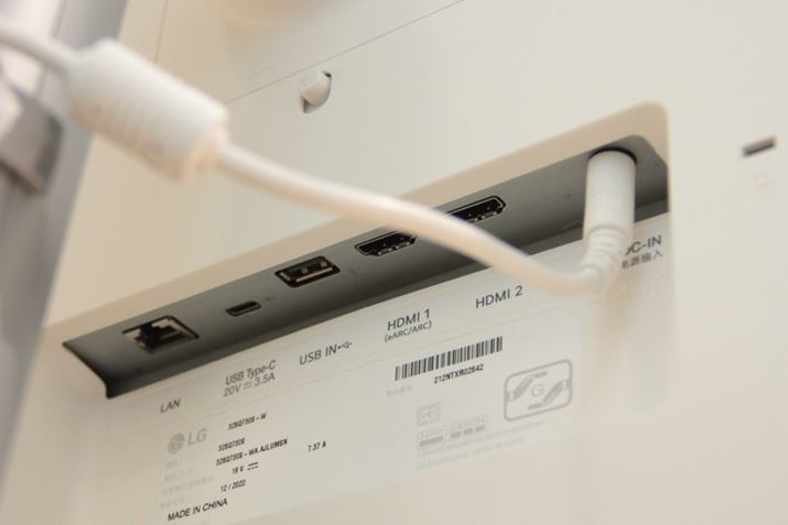 HDMÍAUSB Type-CAd[qȂǂ͖{̔wʂɏW񂳂Ă