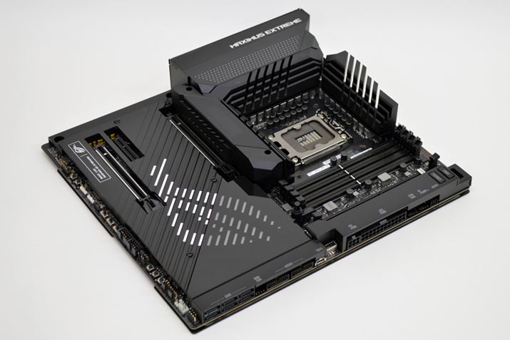 ؂ɎgpASUSuROG MAXIMUS Z790 EXTREMEvBCPU܂ɓdHVRMp^q[gVNтĂ邩Ǝv΁AM.2`bvZbgp̃q[gVNł܂ȂĂAOꂵM΍􂪎{Ă