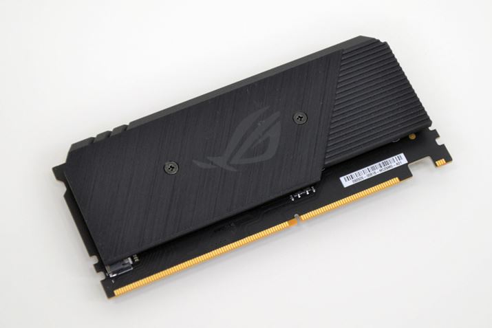 uROG MAXIMUS Z790 EXTREMEvɂ́APCIe 4.0ΉM.2gJ[huROG DIMM.2vtB[Xbgׂ̗ɂpXbgɑ}邱ƂŁAM.2 SSD2ǉł悤ɂȂ