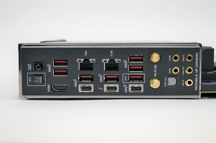 obNplɂ́AThunderbolt 4 USB Type-C|[gAUSB 3.2 Gen 2x2 Type-C|[gA10GbpsΉLAN|[gȂǁAŐVKĩ|[gƑBWi-Fi 6EiIEEE 802.11 a/b/g/n/ac/axjɑΉĂÃ}U[{[h1ōʐMɂΉł̂ꂵ|Cg