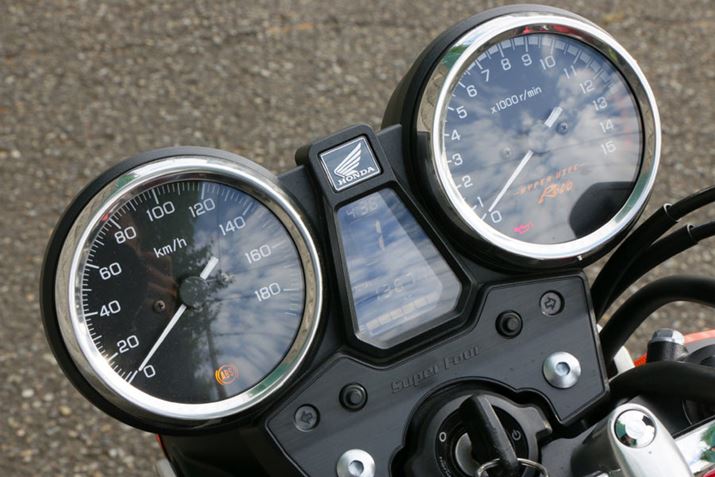 AiÕ[^[̊ԂɁAVtgCWP[^[ȂǂfBXvCzu