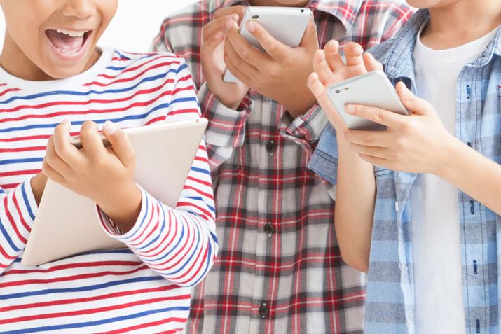 ȃX}[gtHȂqǂɗ^̂͂ƐSzBqǂ܂ł̂ȂƂāAȃX}[gtHIԂ̂悢ł傤