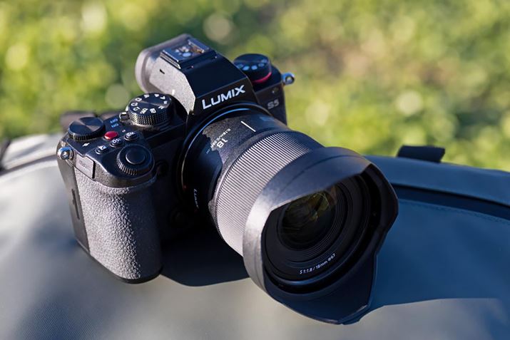 tTCYΉ̒LpEPœ_YuLUMIX S 18mm F1.8vigݍ킹ĂJ́uLUMIX S5vj