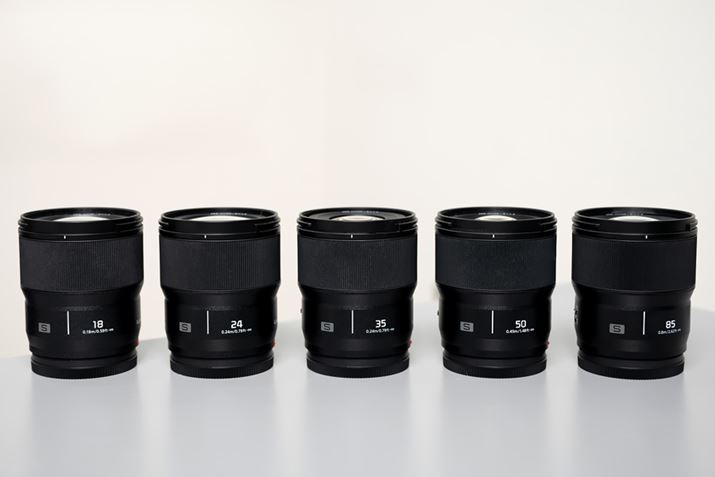 uF1.8Pœ_YV[Yv5{̃YׂĂ݂i18mm/24mm/35mm/50mm/85mmjBTCY73.6iőaj×82.0iSjŋ