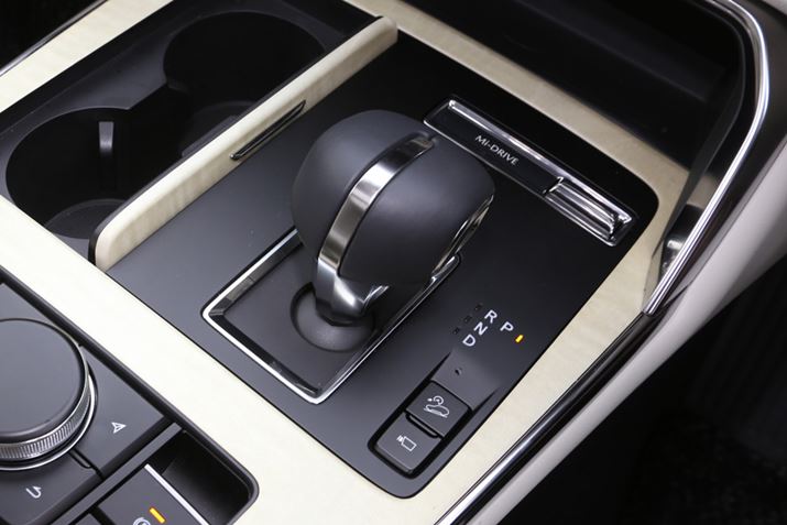 uCX-60vɂ́AuMX-30vƓl̓Ɠȑ@̃ZNgo[̗pĂ