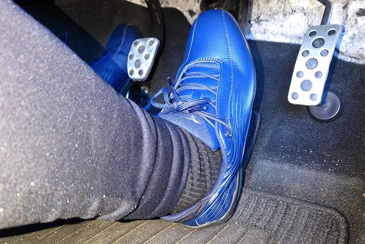 @ׂȃ^b`AS͂œݍރtu[L܂ŁAu[Lsqɑł銴oBT[LbgsɂΉł܂