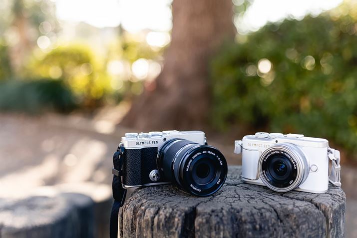 {Lł́AyɎgGg[̃~[XJƃYgĉĂBJɂ́AuOM SYSTEMv́uPEN E-P7vƁuPEN E-PL10vIBuPEN E-P7vƖ]Y[YuM.ZUIKO DIGITAL ED 40-150mm F4.0-5.6 RvAEuPEN E-PL10vƕWY[YuM.ZUIKO DIGITAL ED 14-42mm F3.5-5.6 EZv̑gݍ킹BY܂߂đS̓Iɏ^EyʂȂ̂ƁANVJȕ͋C̃fUC͂