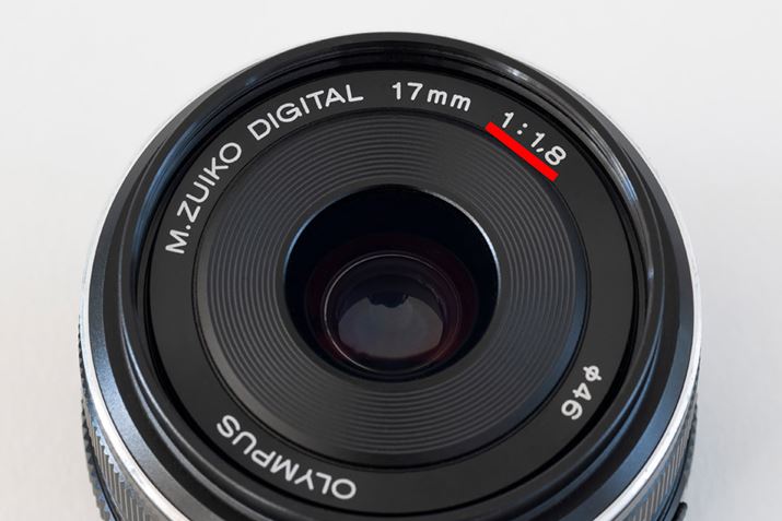 uM.ZUIKO DIGITAL 17mm F1.8vƂYƁAœ_17mmŊJilF1.8ł邱Ƃ킩B܂AY̌aɂLڂAy1:1.8zƂJilĂ