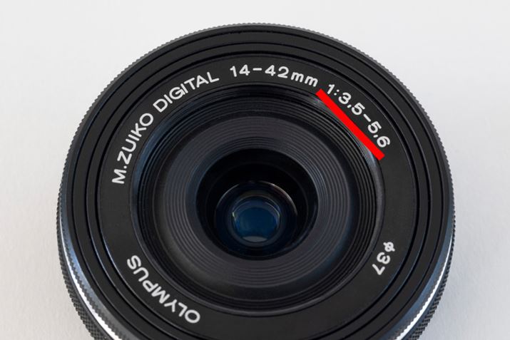 uM.ZUIKO DIGITAL ED 14-42mm F3.5-5.6 EZv̊Jil̕\ĹuF3.5-5.6vŁALp[i14mmjłF3.5܂ŁA][i42mmjłF5.6܂ōilIł邱Ƃ킩Bœ_ɂĊJilقȂ邽߁Aœ_ςȂBeĂƁuF3.5܂ōiłĂ̂ɁA}F5.6܂łiłȂȂvƂƂ