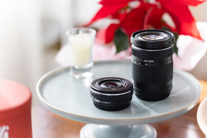 uM.ZUIKO DIGITAL ED 14-42mm F3.5-5.6 EZvŁAEuM.ZUIKO DIGITAL ED 40-150mm F4.0-5.6 RvB̂悤ɕׂƁȀ悭킩BuM.ZUIKO DIGITAL ED 14-42mm F3.5-5.6 EZv́AdIt̔22.5mmƂd̃pP[LY[YB^Ȃ7Q8̃Y\ō掿ɎBełBuM.ZUIKO DIGITAL ED 40-150mm F4.0-5.6 Rv͏d190gƁÃNX̖]Y[ƂĂ͔ɌyČgт₷B^Ȃǂ̃XN[Cxgɂsb^