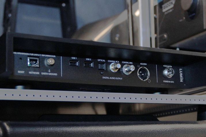 uU1XṽfW^o͒[q́AUSB-DACڑpUSB Type-A2nAAiRCAjABNCAAES/EBUiXLRje1nB384kHzȂǂ̍TvOg̃f[^o͂ɂUSB-DACւ̐ڑKvB񗘗p͓̂iRCAj[q̂