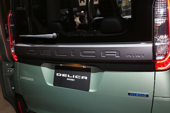 ufJ~jv̑Oɂ͗̓IȃfJSz邱ƂɂāAufJvV[Ÿł邱Ƃ\Ă