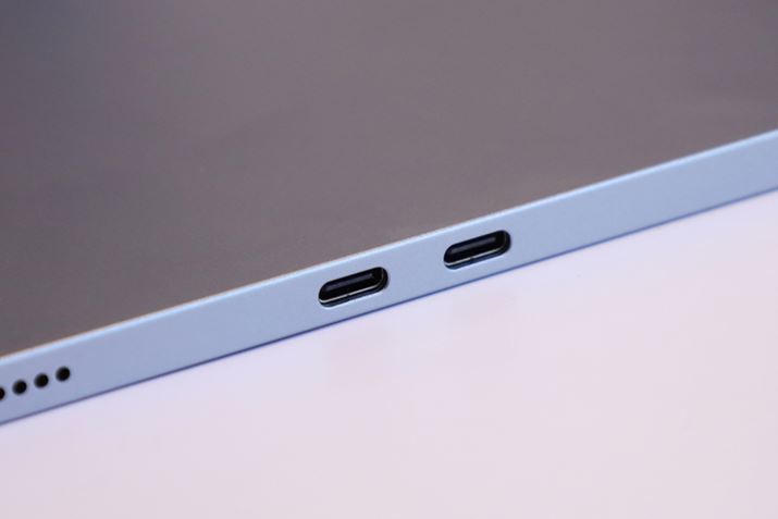 OC^[tFCX͍ʂThunderbolt 4iUSB Type-Cj×2𓋍ځBEɂƂꂵA2邾ły_