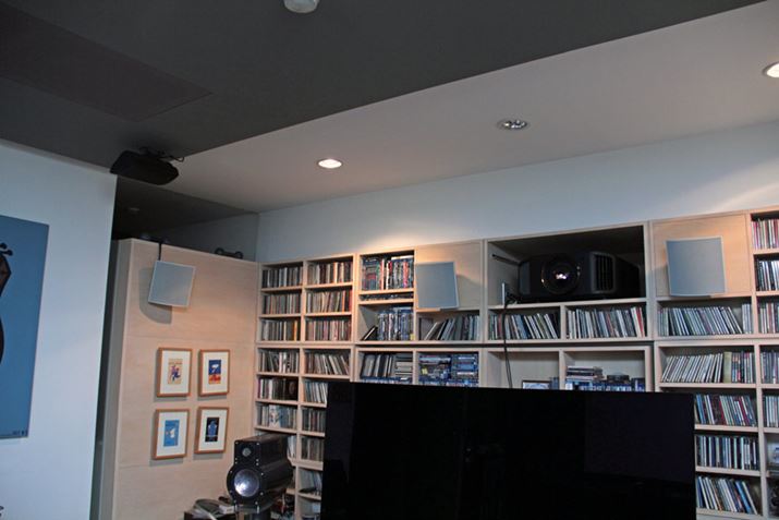 ̌ɂ̓vWFN^[̂قATEhATEhobNAgbvAXs[J[ȂǂݒuĂBeXgŎgTEhXs[J[͉̕ǂɕtꂽuClassik Unikv