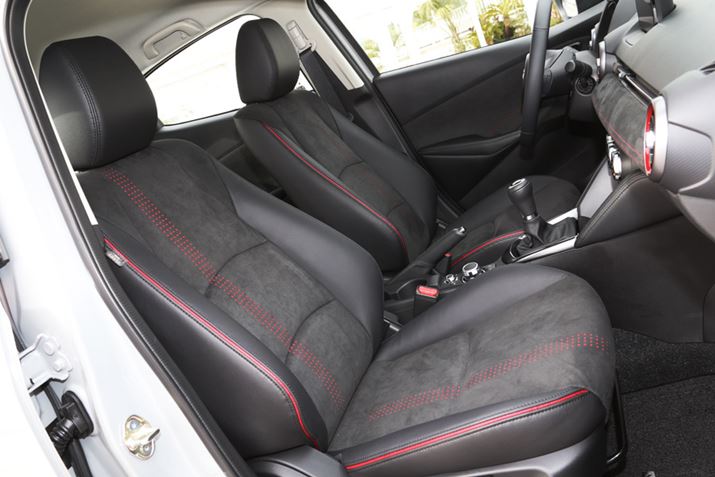 uMAZDA2v́u15 SPORTvO[h̃CeAƃtgV[gi摜͊COf̂߁AYfƂ͈ꕔdlقȂ܂j