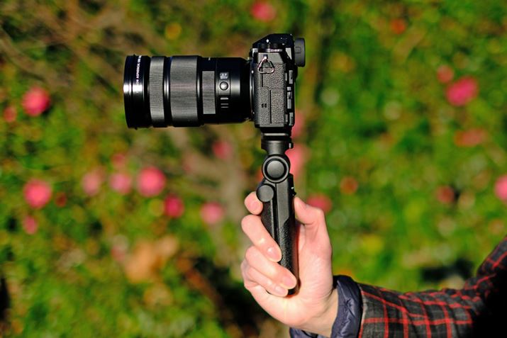 ω׏d1.5kgB̎ʐ^ł́A~[XJuX-T5vi557gjƁAdY[YuXF18-120mmF4 LM PZ WRvi460gj̑gݍ킹Ă݂BJƃY1kg𒴂gݍ킹ɂȂƁA̕M҂̎ł͂ƕsBʐ^̃fSĂjҏWɂ΁uЎ莝łvvƂ̂Ƃ