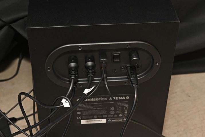 E[n[ƂẴXybNC^[tFCXwʂɏW񂳂Ă_́uArena 7vƓAuArena 9vɂ̓Z^[Xs[J[OLEDRg[|bh̐ڑp|[gĂ