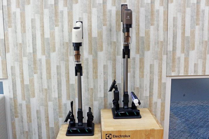 uUltimateHome 700vɂ́AtmY̐Ɩ{̃J[قȂ2@킪CAbvĂ܂Bʐ^ÉuEFP71525visz艿i78,100/ōj7ނ̃mYtA{̃J[̓EHibguEBʐ^́uEFP71524visz艿i62,700/ōj5ނ̃mYtA{̃J[̓VFzCgłBǂɂ[d@\X^hu[dXe[Vvt