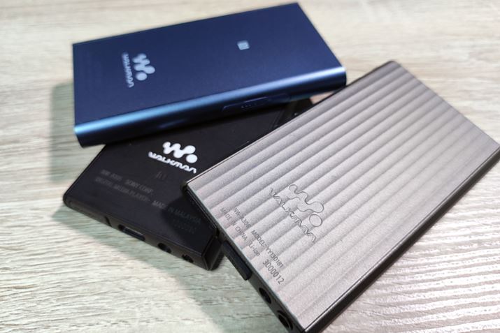 ʐ^̈ԎOɂO[̃J[Ô̂uNW-A300vV[YB{̔wʂ̃fUC܂ł̃fƂ͈قȂAĝ悤ȗ̓IȂ̂ɕύXĂ