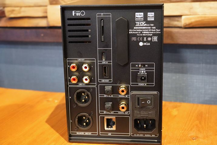 FiiOuR7v̔wʁBp\RȂǂ̐ڑɎgpUSB Type-CAUSB[ȂǂڑHOSTpUSB Type-ASD[J[hXbgiő2TB܂ŁjARCACo×2A3sXLRoXCóA/fW^óALLANABluetoothM/Wi-FipAeiԂȂтƕ