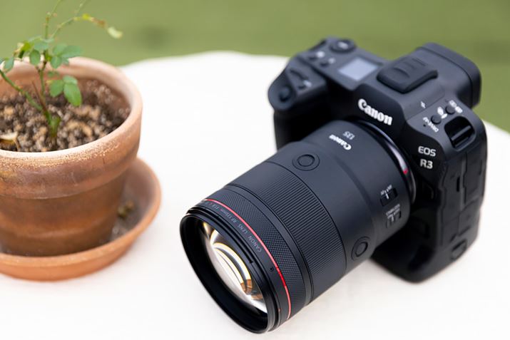 tTCY~[XJuEOS R3vɁuRF135mmF1.8 L IS USMvtԁB{ÝuEOS R3vƐeaAŎu␳ʂ8.0i܂ňグĂ