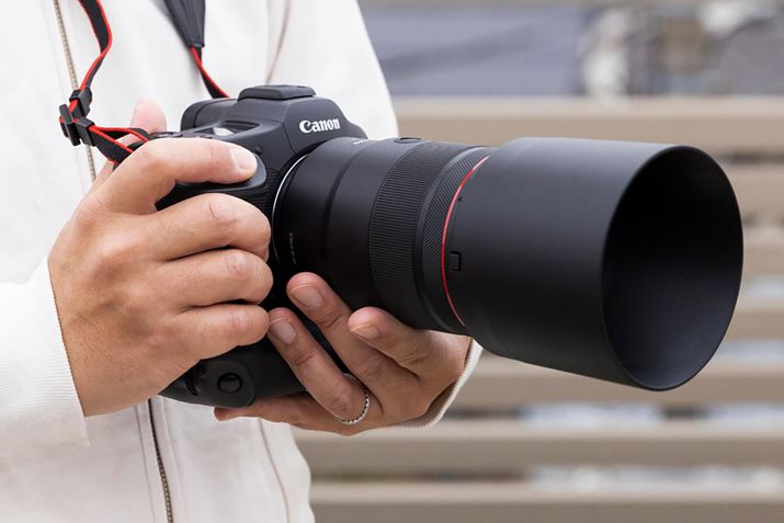 uRF135mmF1.8 L IS USMvɂ̓Yt[huET-88BvtBYt[h̓Yʂ̂ŁAKtĎgpBY̏dʂ͖935gŁAuEF135mm F2L USMv180gقǏdȂAőa89.2mmƂ̃NX̑aE]YƂĂ̓X}[gȃtHB̂̌gт̂₷|Cg