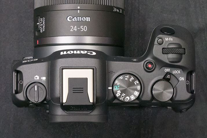 {fBʂ̑쐫͏ʃfuEOS R6 Mark IIvpBɁAÎ~Be/Be̐؂ւXCb`AEɁAIƃIt̊ԂɃ}`dqbN@\dXCb`𓋍ڂĂB̃fW^͂Ȃǂ\ȃ}`ANZT[V[