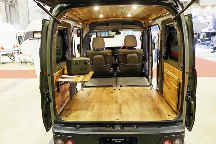 S[h~[炵VR؃AJVACނŎdグ́AgoCthIȕ͋C܂ĂBTChɂ͑ω׏d10kg̃e[u𑕔