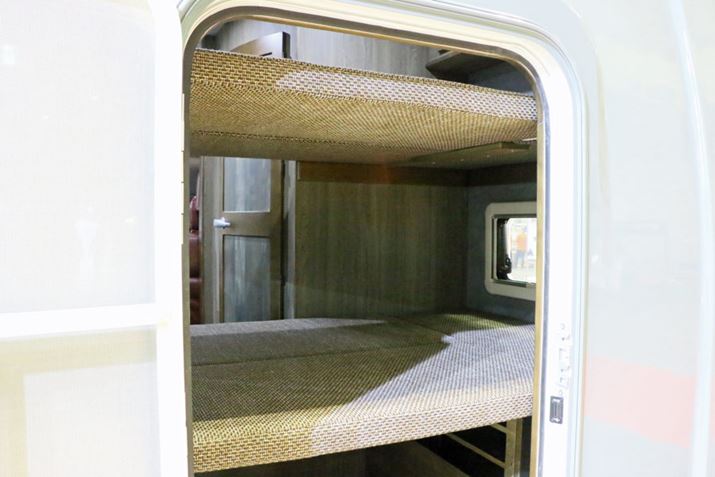 ԑ̌㕔ɂhA݂ĂÃhA2ixbhɃANZXłBԐl7lŁAAQl4l