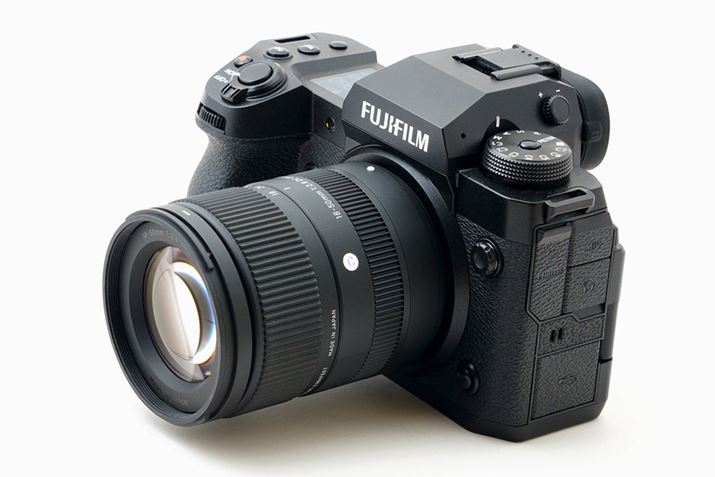 gݍ킹uX-H2v́uXV[Yv̒ł傫ȃ{fBȂ̂ŁAu18-50mm F2.8 DC DNv̏ۗĂ܂