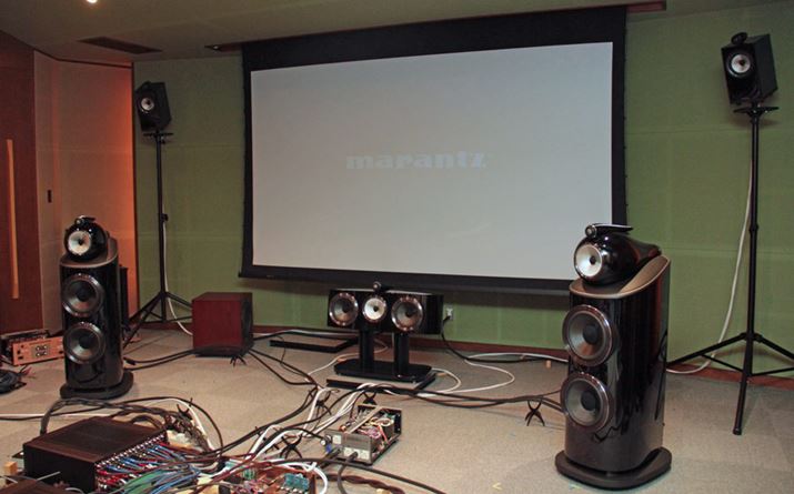 D&Mz[fBOX̎ɐݒuꂽBowers & Wilkinśu801D4v𒆐SƂTEhVXeBnCgXs[J[͑O4{ATuE[n[3{Ƃ؂ȕzw