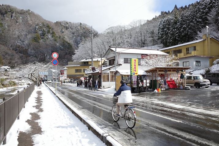 oX~āA̓Ɍ܂Bܓc̑ӂ͉򋽂ŁAقǂ悭όqœĂ܂BӍ~ႪɎcĂ܂GR IIIAiDAEAF2.8A1/2000bAISO200A+1.0EVAzCgoXFI[gAC[WRg[FX^_[hA28mmBeʐ^i6000×4000A12.9MBj