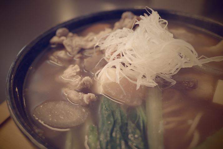 ܓc̑ɂ͌ǂRԂقǂ܂B悤₭xHBv̖Av̂񂿂񂻂΂܂B̌̓oXőq̂قɌ܂GR IIIAvOAEAF2.8A1/50bAISO400A+0.3EVAzCgoXFzAC[WRg[FgA28mmBeʐ^i6000×4000A11.8MBj