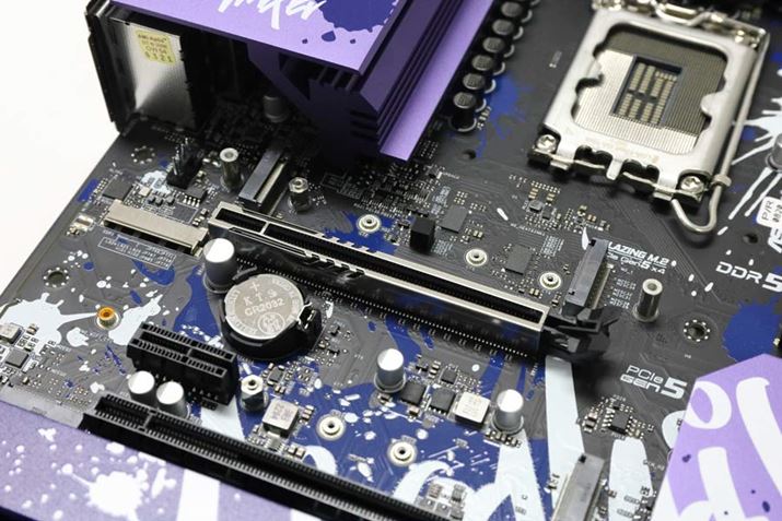 PCI Express 16Xbg̉ɁA悤ɁuM2_1XbgvƁuM2_2XbgvzuĂB̂߂2{͓ɂ͎gȂ