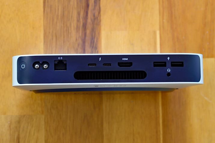  uM2vf̔wʁBThunderbolt 4|[g2Ȃ̂AuM2 ProvfƂ̈ႢBt@Ă̂ŁAwʂɋzrC݂Ă܂