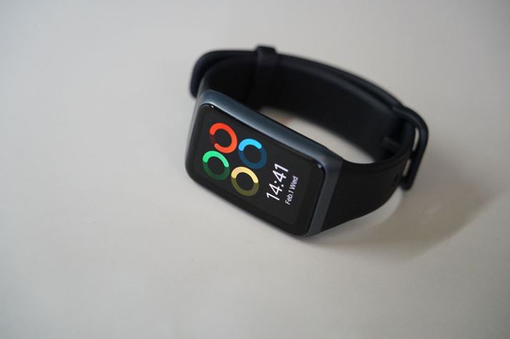 100ވȏ̃ANeBreBɑΉuOPPO Band 2vr[܂