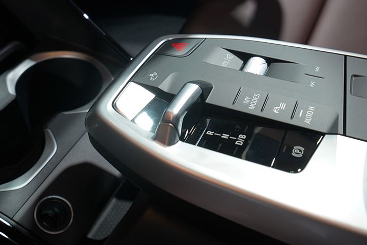 SԂƂCeWFgl֋쓮VXeuxDrivev̗pBHʏ󋵂ɉďuɑOANX֋쓮͂ϔz܂